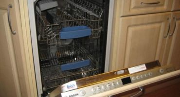 How to attach or remove the facade to the dishwasher