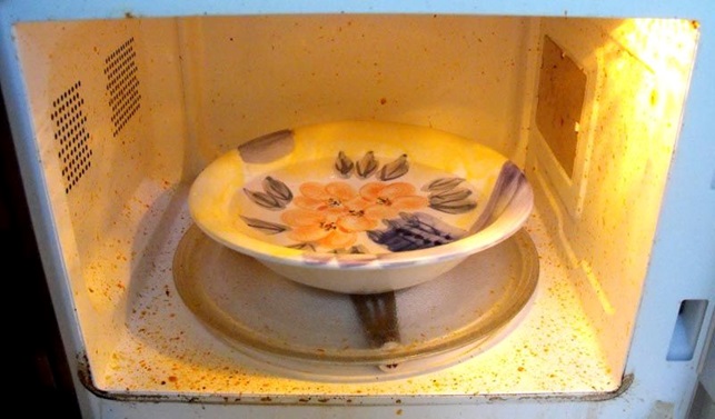 How to clean a microwave with lemon