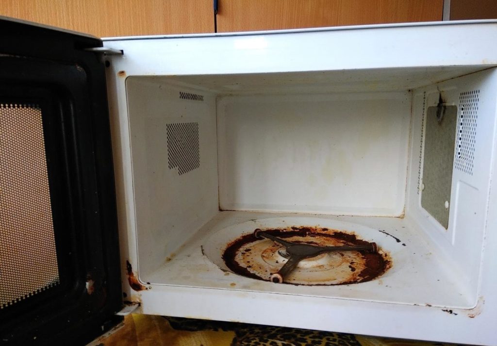 The microwave inside is rusted - what to do and what are the consequences of prolonged use of the device with rust