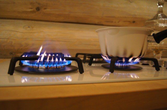 Why does the burner of the gas stove smoke and how to fix the problem yourself