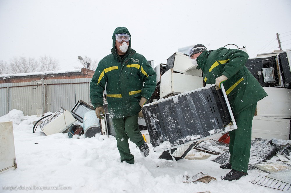 How to get rid of the old refrigerator: disposal rules in accordance with the law, the company for the reception of old equipment, homemade options