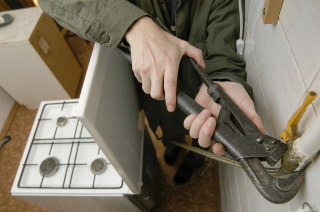 Comment puis-je éteindre la cuisinière à gaz en observant moi-même les mesures de sécurité