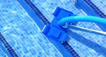 Passer l'aspirateur sur la piscine