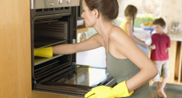 Clean the oven at home from grease and carbon deposits