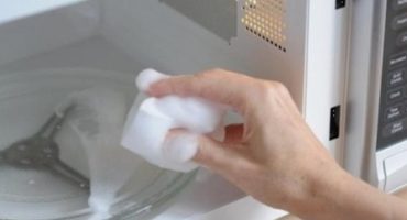 A quick way to clean your microwave with proven products