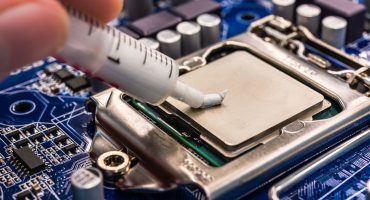 Replacing thermal paste in a laptop